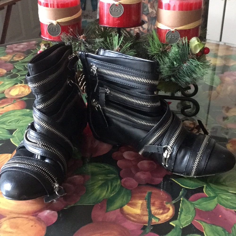 Zigi soho zipped black moto booties